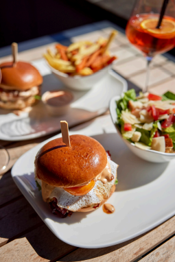 Burger mit Salat und Pommes Frites